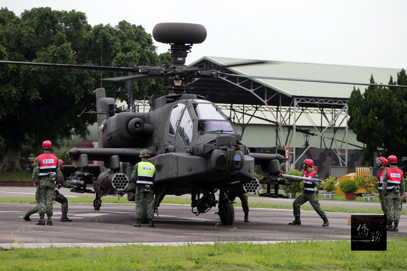 國軍漢光卅三號演習昨起實兵演練，陸軍AH-64E阿帕契直升機進行熱加油、熱掛彈演練。（圖／軍聞社）