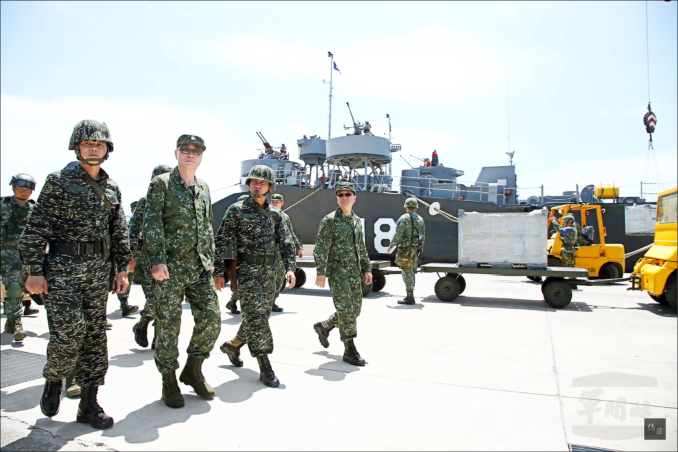 國防部長馮世寬近日身著迷彩戰鬥服視察漢光演習,他腳上穿的國產新式「CB-103綠色麂皮野戰靴」也引發好奇關注。據透露,這款野戰靴由軍備局二○五廠研發,去年七月招標生產,主材質為牛麂皮與透氣網布,配有高彈性立體足弓墊,增加官兵穿著的舒適度、持久度。該款軍靴已陸續配發給特戰部隊,經過特戰指揮部官兵長時間山地行軍驗證,具備舒適性、透氣性、不磨腳等優點。類似款式靴子的市價行情,一雙約三千元。 (圖/軍聞社)