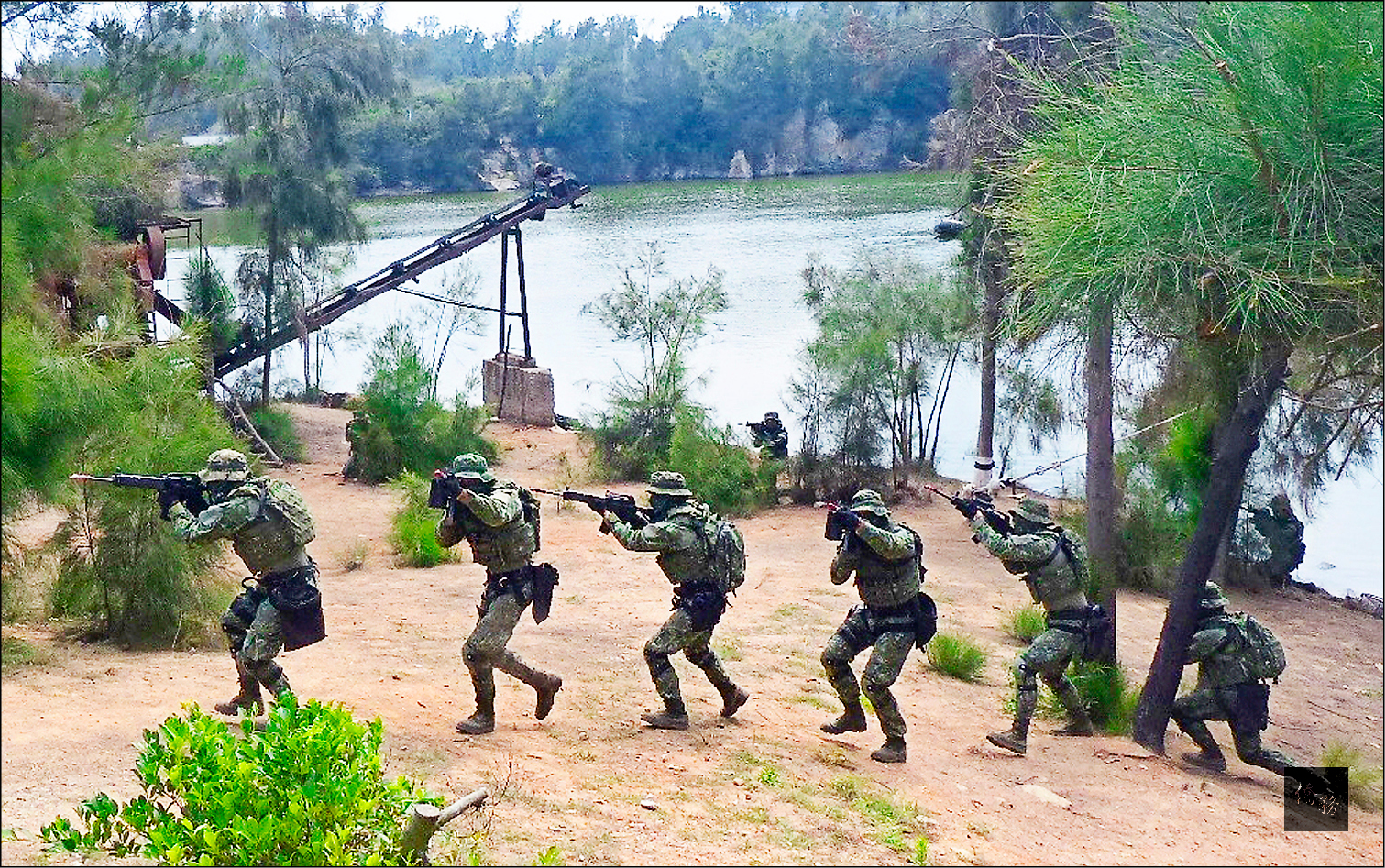 陸軍金防部兩棲偵察營在南石滬公園執行人質營救、破壞敵方重要設施等項目演練,展現特種部隊岸際滲透與困難地形潛伏、隱伏技巧。(自由時報提供)