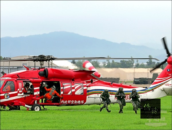「漢光卅三號演習」26日在清泉崗基地實施聯合防衛作戰演練，內政部空勤總隊也出動UH-60M黑鷹直升機，共同進行反空降掃蕩行動。（軍聞社）
