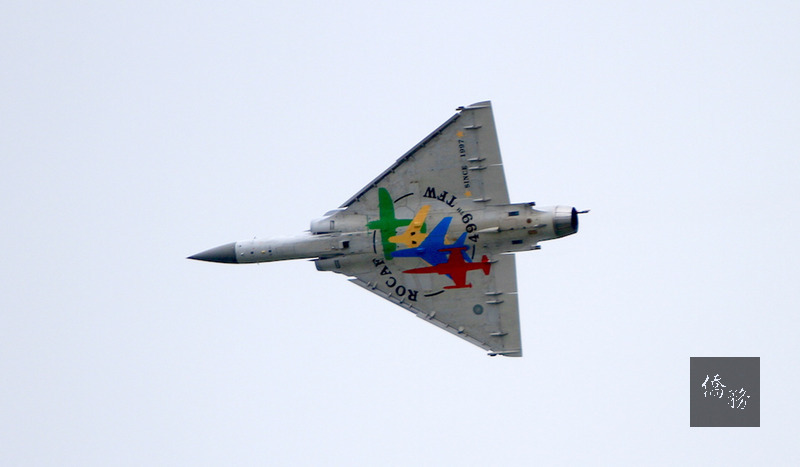 空軍向法國採購的首批6架幻象2000-5型戰機，於西元 1997年6月2日於在空軍新竹基地舉行交機典禮，空軍 499聯隊於20年後特別為幻象戰機進行紀念彩繪，並選 在2017年6月2日亮相。（中央社提供）