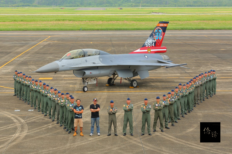 今年是F-16戰機接機20週年也是八一四空戰勝利80週年，空軍第455聯隊日前邀請畫家許良啟設計圖樣彩繪戰機垂直尾翼，空軍8日公布彩繪機照片。（空軍司令部提供）