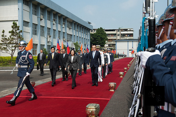 總統出席「國防部參謀本部資通電軍指揮部編成典禮」，在國防部長馮世寬陪同下，校閱示範樂隊、聯合旗隊及三軍儀隊。（總統府提供）