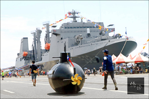 Q版的「劍龍一號」引來好奇眼光,軍方盼支持潛艦國造。(自由時報提供)
