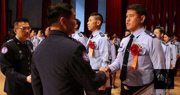 空軍司令沈一鳴上將14日在「814勝利」80週年慶祝大會暨各類型楷模表揚活動中，頒獎表揚各類型績優楷模，感謝他們工作上的優異表現。（圖／軍聞社）