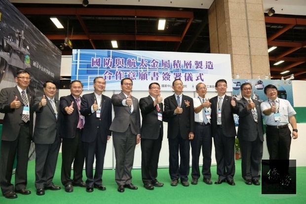 中科院與漢翔公司17日於「臺北國際航太暨國防工業展」中簽署合作意願書，攜手推動航太技術革新。（中科院提供）
