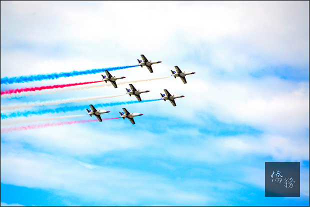 「雷虎特技小組」7架AT3教練機凌空噴出紅、藍、白彩煙。（自由時報提供）