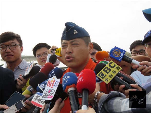 空軍反潛機副大隊長楊長進打包票說，P-3C反潛機的夜視功能很好。
（自由時報提供） 