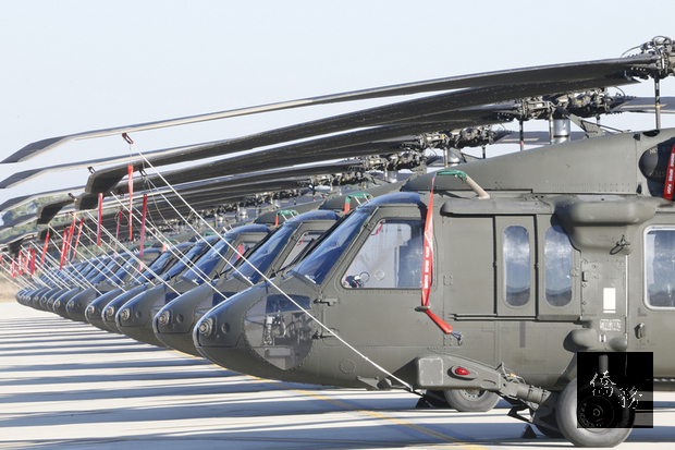 軍方向美國採購60架黑鷹直升機，陸軍航特部602旅已接收26架。陸軍完成黑鷹直升機攻擊作戰隊初始戰力驗證，11日在602旅舉行突擊直升機作戰隊成軍典禮。（軍聞社提供）