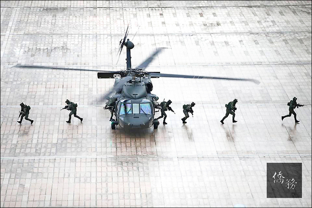 陸軍派出UH-60M黑鷹直升機搭載特戰小組，在國防部博愛特區執行快速應援及反特攻操演。（圖／軍聞社）