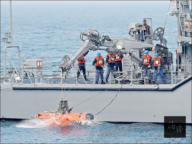 國防部昨在高雄左營外海進行戰備演訓，海軍出動掃、獵雷艦在海面上進行掃雷操演。永靖軍艦施放水中處理器查證水雷目標。(自由時報訊)