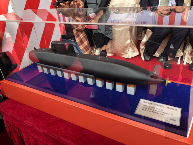 總統蔡英文9日出席海軍潛艦國造專用廠房動土典禮，現場也首度對外公開擁有X型尾舵潛艦構型的未來國造潛艦的原型艦模型。（中央社提供）