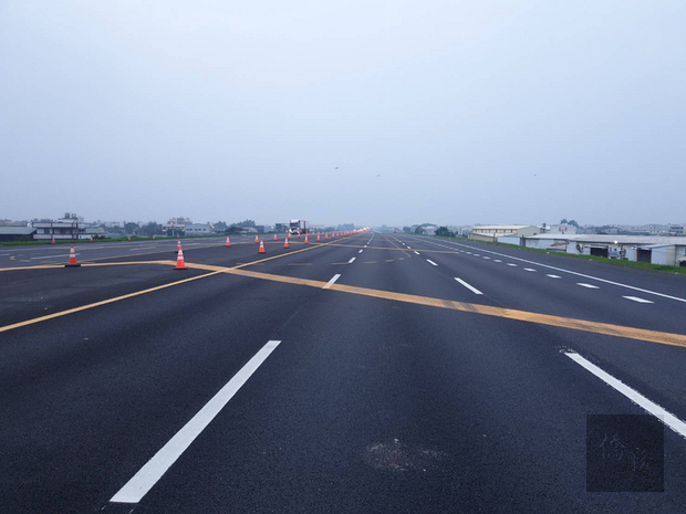 漢光35號演習28日在國道1號彰化戰備道演練戰機起降,經交通部高速公路局人員與機具連夜作業,戰備道分隔島、標誌移除作業27日清晨完成。