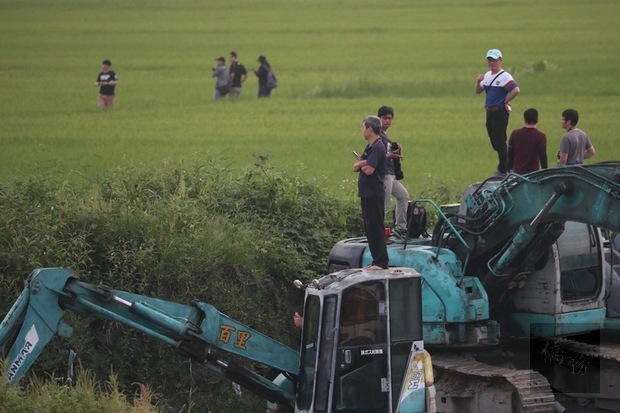 「漢光35號」演習彰化戰備道起降實兵操演,28日在彰化舉行,民眾站在怪手上等待戰機起降。