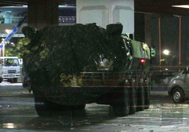 台北國防工業展15日將登場，雲豹八輪甲車M2樣車12日凌晨已透過板運方式從南投集集進駐台北世貿一館。