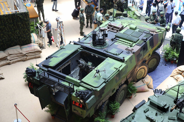 由軍備局研製、搭載81公厘迫砲系統「雲豹八輪甲車M2樣車」，14日首度在台北國防展亮相。