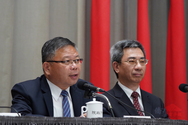 行政院會31日拍板通過攸關採購F-16V戰機的「新式戰機採購特別預算案」,將以經費上限新台幣2500億元,陸續向美國採購戰機。主計總處公務預算處處長李國興(右)與國防部副部長張冠群(左)出席行政院會後記者會,說明預算案編定內容。(中央社提供)