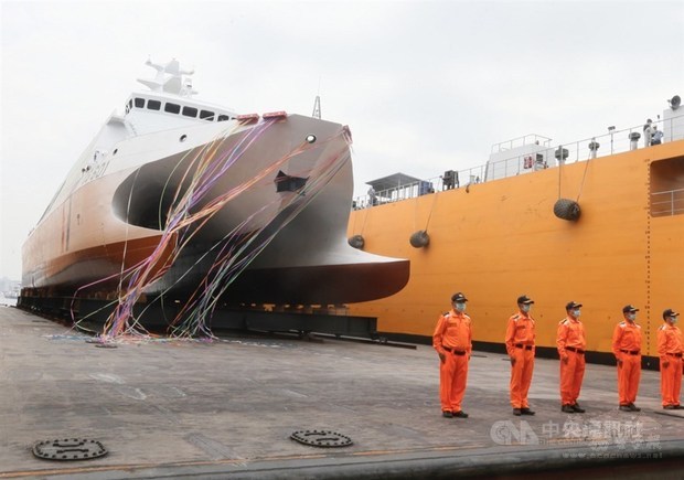 國艦國造進度超前，首艘600噸級巡防艦「安平艦」下水儀式4月27日在高雄旗津中信高鼎廠舉行。圖/中央社提供