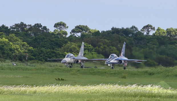 首架勇鷹新式高教機（右）和同樣是國造的經國號IDF戰機（左），22日上午在台中清泉崗機場跑道待命準備起飛。（中央社提供）