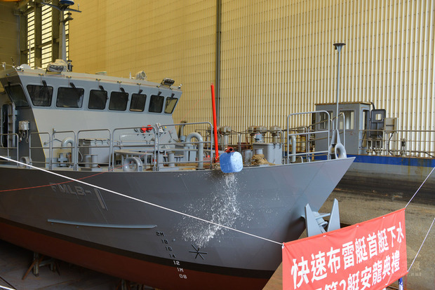 海軍4日在宜蘭龍德造船五廠舉行「快速布雷艇首艇下水暨第二艇安龍典禮」，並按造船慣例進行擲瓶祈福儀式。（國防部提供）