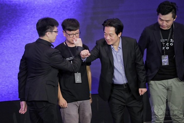 賴清德副總統11日出席「台灣駭客年會HITCON 2020」時表示，「資安就是國安」，盼與駭客在資安領域合作，共同維護臺灣資訊安全及推動資訊產業