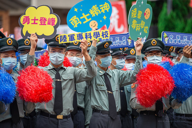 總統特別感謝熱血的年輕人，加入保家衛國的行列，也期盼與同學們一起發展並傳承士官的榮耀。