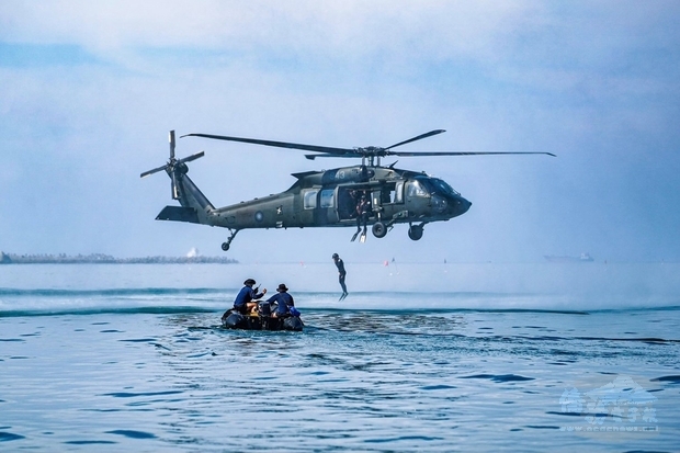 空軍UH-60M黑鷹直升機配合協訓，驗證海上快速支援能量。（取自中華民國海軍臉書）