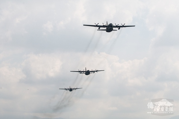 C-130H型機以編隊方式起飛，展現壯闊氣勢。（軍聞社提供）