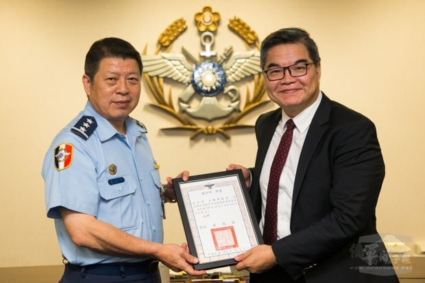 國防部副部長張哲平上將30日代表部長嚴德發，頒贈外洩機密資訊審議委員會外聘委員聘書。（軍聞社提供）