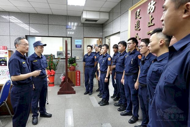 警政署通令各警察機關，即日起至11月14日成立第三級聯合指揮所。圖為署長陳家欽（左）日前赴警局頒贈慰問金。（資料照 / 台北市警察局中正第一分局提供）