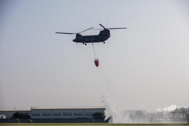 空運作戰隊水袋吊掛訓練　磨練座艙協調與默契