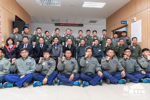 軍友社李棟樑理事長偕國防部張副部長慰問空軍天駒部隊，與官兵代表合影。