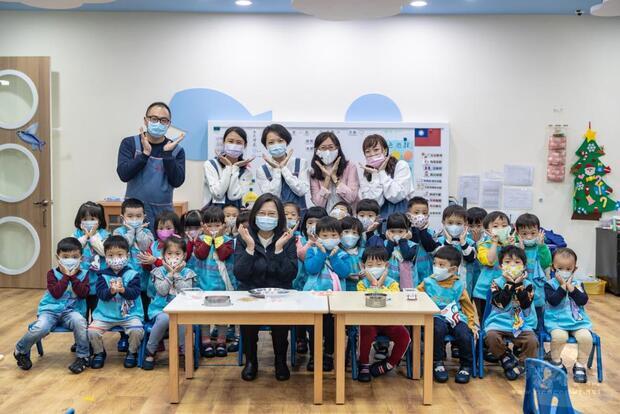 蔡英文總統訪視國防部大直非營利幼兒園，與小朋友及老師們合影。