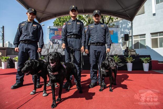 緝毒犬訓練,需要領犬員的高度耐心與愛心;圖左為臺中憲兵隊朱彥安,圖右為花蓮憲兵隊田凱倫。