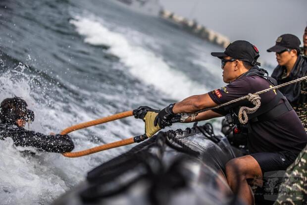 「放下拾回」課目,考驗著隊員們精準的動作與時間掌握。