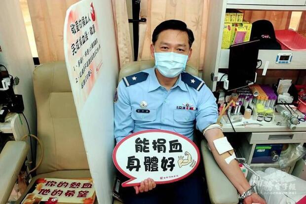 空軍第3聯隊聯隊長董少將希望藉由捐血等公益活動，讓官兵體認「施比受更有福」。