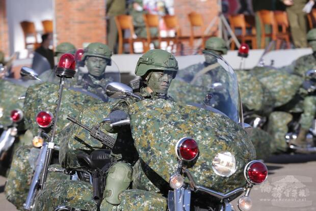 憲兵快反連實施動態操演，為部慶送上祝福。