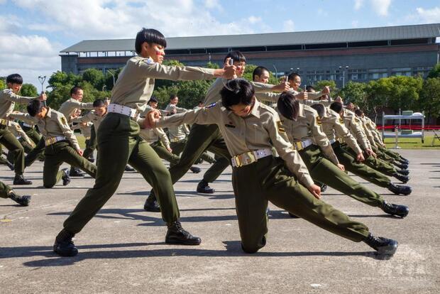 憲兵訓練中心受訓新兵進行憲兵戰技擒拿、奪刀基本與應用式操演。