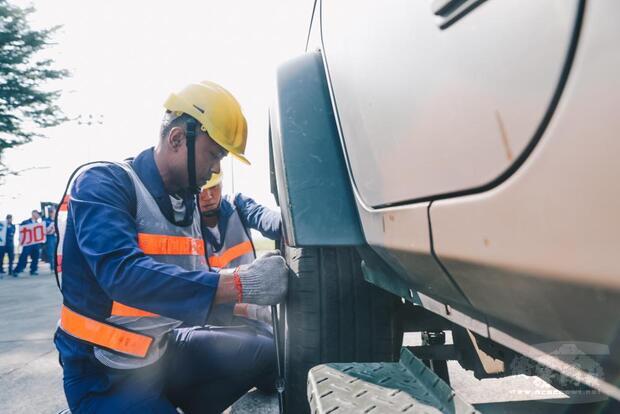「後勤技能競賽」車輛輪胎緊急更換競賽