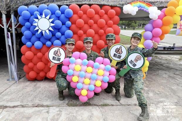 在金防部懇親會活動暨社團成果發表嘉年華中，社長翁中尉特別設計國旗造型氣球牆，展現烈嶼機步連「Idea無上限」的創新價值。