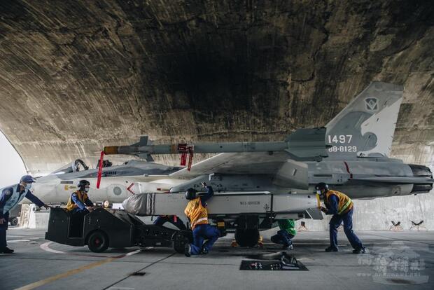 經國號戰機「萬劍彈潛力裝掛」作業。