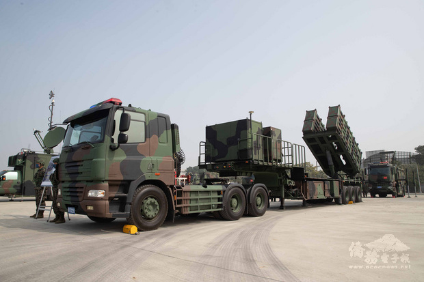 軍方展示雄二雄三飛彈發射車