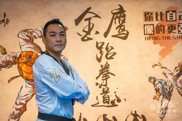 金鷹跆拳社教練楊士官長為部隊招募優秀人才。