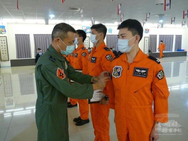 聯隊長曹少將授予學官臂章。（空軍第七聯隊提供）聯隊長曹少將授予學官臂章。