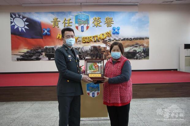劉指揮官感謝余女士為國軍的貢獻與付出。