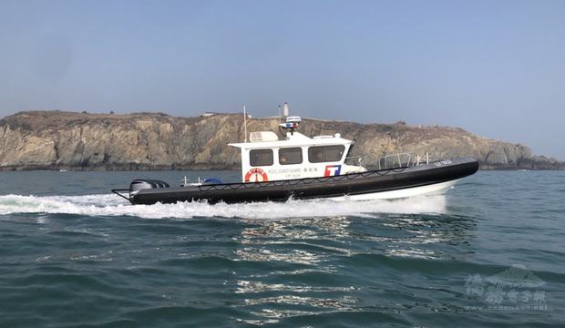 馬祖新進多功能快艇6日駛抵馬祖，馬祖海巡隊表示，為提升執勤人員操作高速船技巧，特別在馬祖海域規劃船舶性能熟悉訓練課程，內容包括最高船速駕駛訓練、S型操艇訓練、緊急迴旋操艇訓練等。
