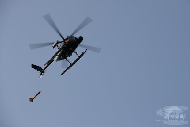 500MD型機搭載磁性偵測儀偵測水下目標。