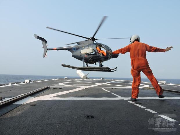 500MD型機起落艦操演。
