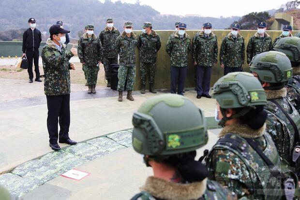國防部長嚴德發視導南竿守備大隊混砲連,肯定官兵戮力戰備任務的表現。