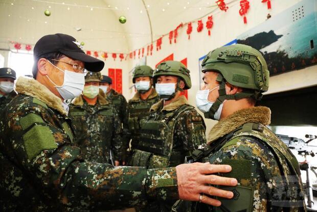 嚴部長特別嘉勉東引地區指揮部黃家凡下士與吳柏諺一兵兄弟二人。